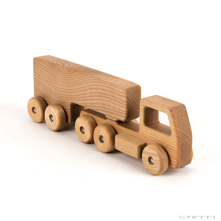 Camion din lemn